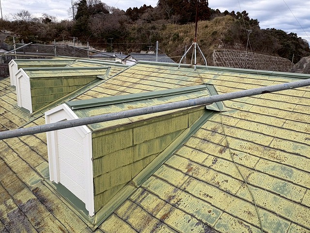 複雑な形をした屋根の写真